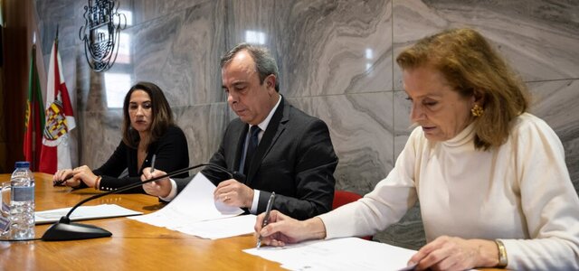 Momento da assinatura do acordo entre o município e o IHRU