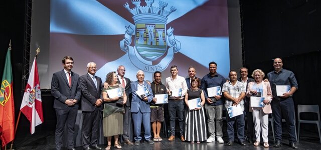 grupo_de_homenageados_com_atribuicao_de_medalha_de_merito_municipal
