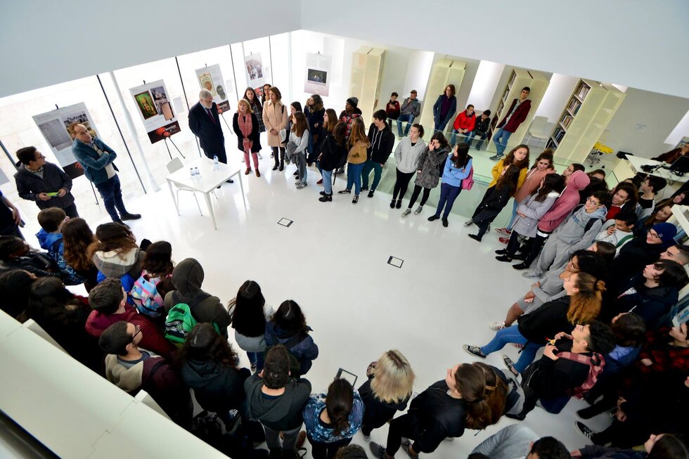 O embaixador da Pol&oacute;nia apresenta a exposi&ccedil;&atilde;o aos alunos da Escola Secund&aacute;ria Poeta Al Berto