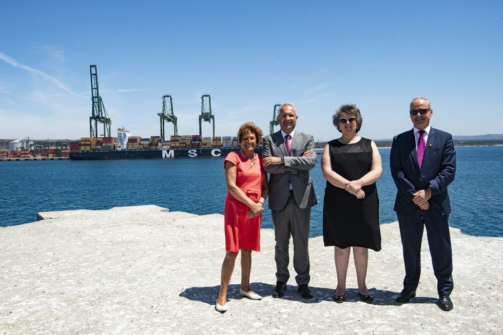 Visita ao terminal XXI - fotografia de grupo com L&iacute;dia Sequeira, Fernando Ramos, Ana Paula Vitorino e Jos&eacute; Lu&iacute;s Cacho