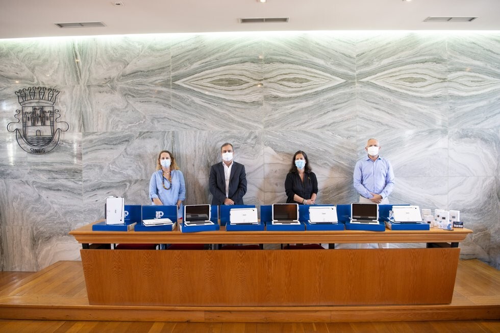 Entrega dos computadores &agrave;s dire&ccedil;&otilde;es escolares