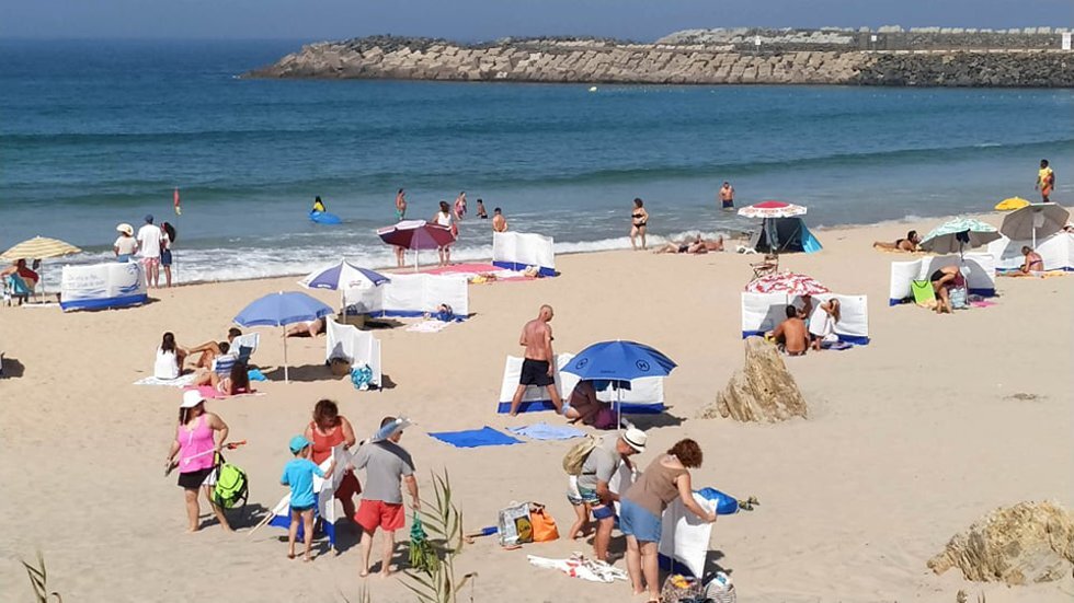 Distribui&ccedil;&atilde;o de para-ventos na Praia de S&atilde;o Torpes