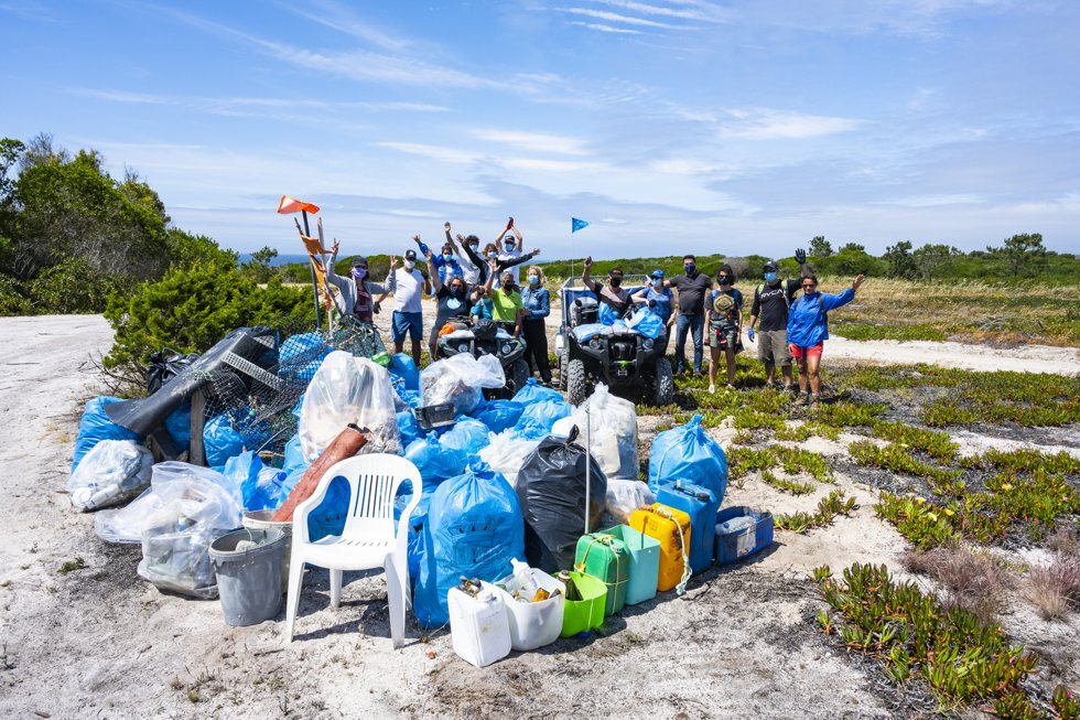Res&iacute;duos recolhidos na limpeza de praia e grupo de volunt&aacute;rios