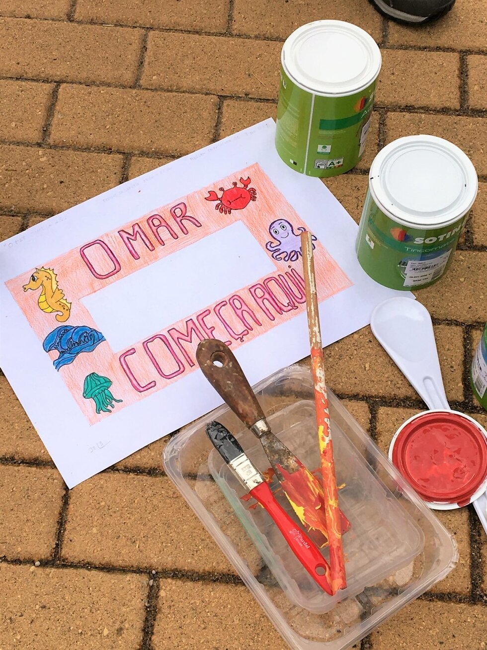 Desenho original com latas de tinta e pinc&eacute;is