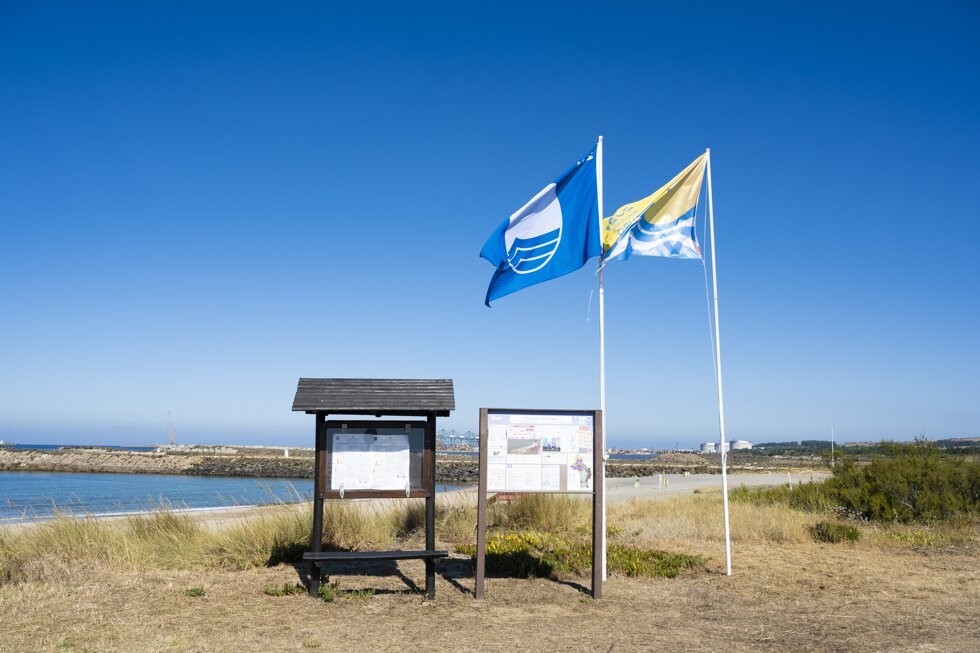 Praia de S&atilde;o Torpes - Bandeiras Azul e de Ouro
