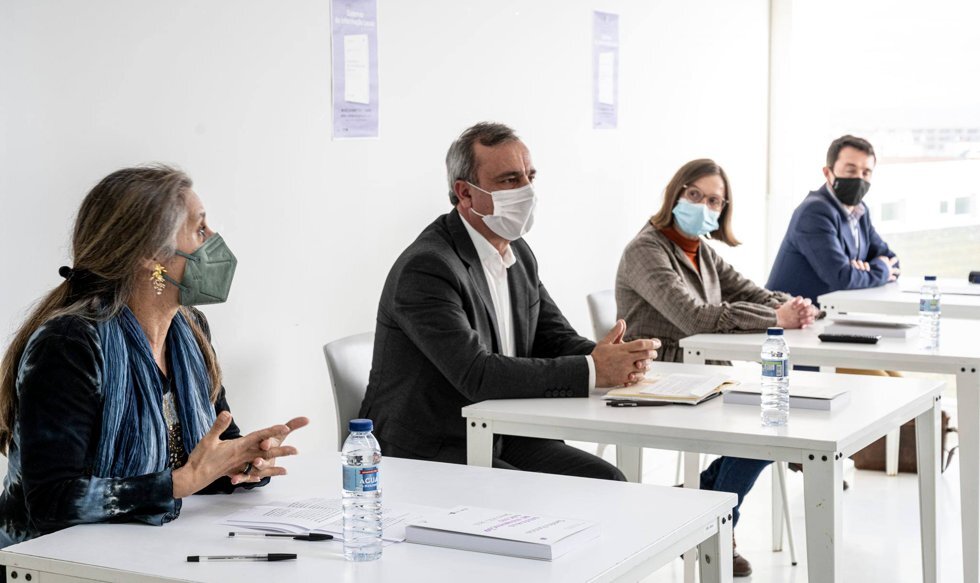 Mesa na apresenta&ccedil;&atilde;o do livro