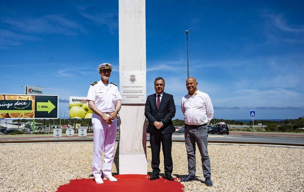 Descerramento da placa da inaugura&ccedil;&atilde;o com a presen&ccedil;a do escultor V&iacute;tor Ribeiro