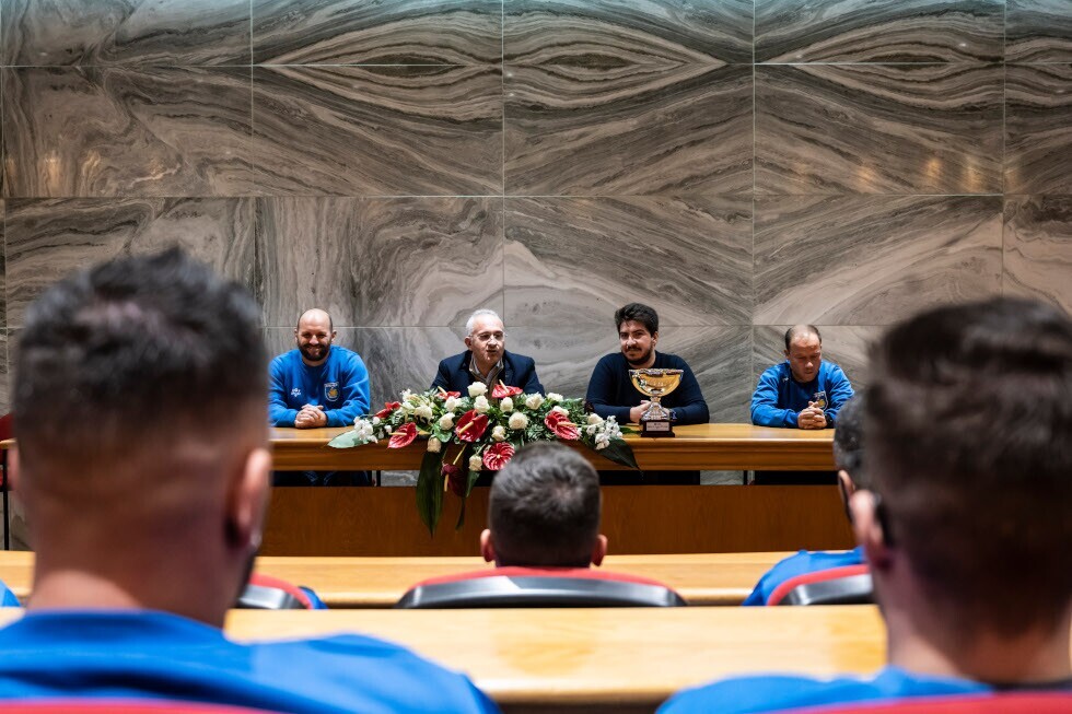 Mesa da rece&ccedil;&atilde;o, vista da plateia