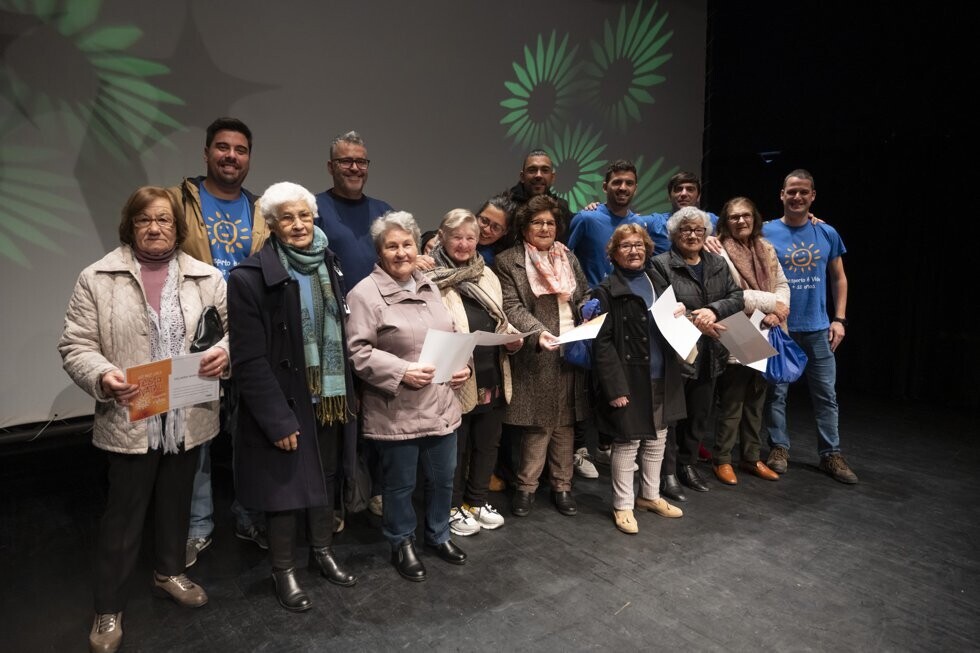 Entrega de diplomas a participantes com mais de 80 anos