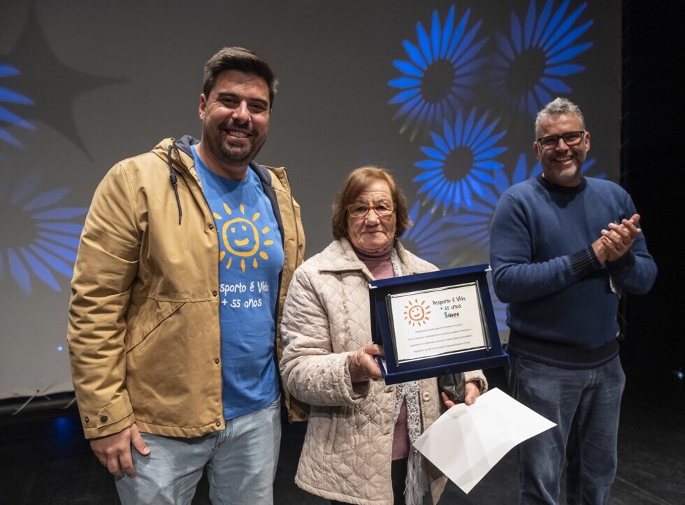 Entrega de lembran&ccedil;a a Delmira Maria Mestre, participante com 90 anos