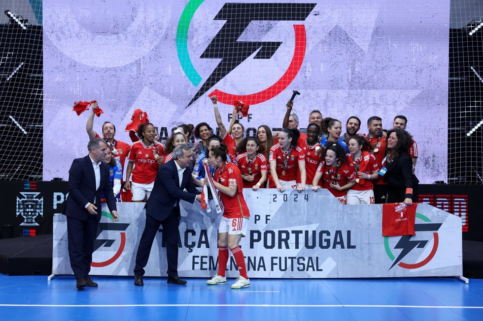 Entrega da Ta&ccedil;&atilde;o ao SL Benfica