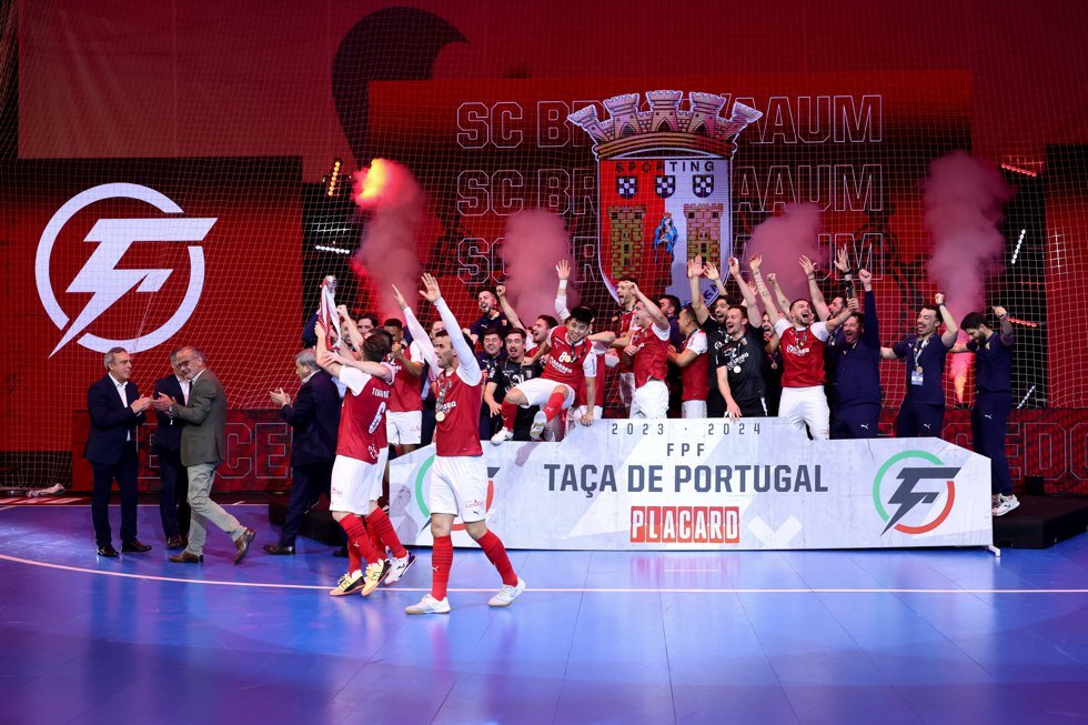 Entrega da ta&ccedil;a ao SC Braga