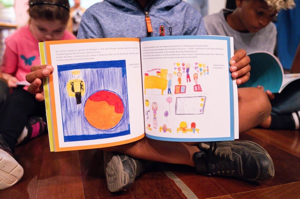 Apresenta&ccedil;&atilde;o do livro de finalistas do quarto ano 6