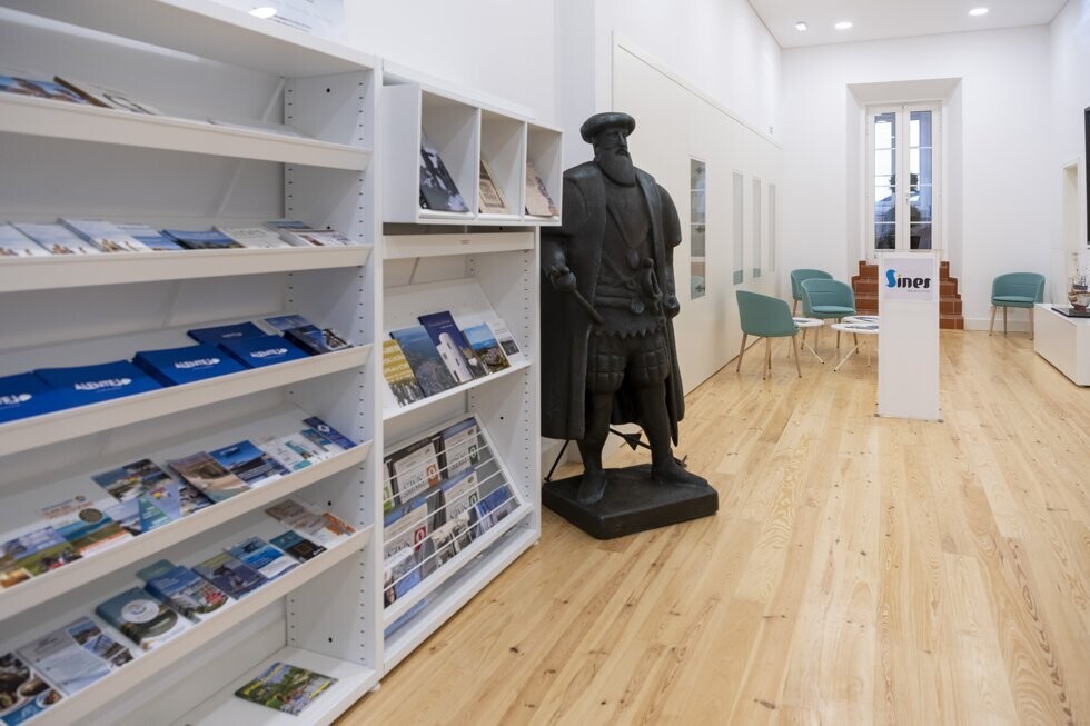 Interior do novo posto de turismo