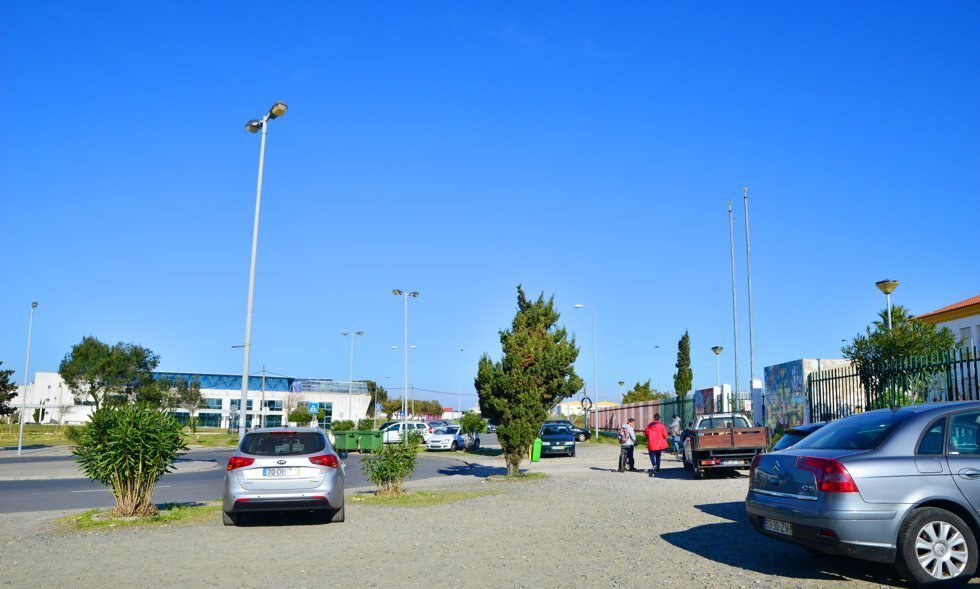 Estacionamento junto à Escola Secundária Poeta Al Berto